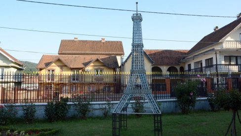 PARIZ U NEGOTINSKOJ KRAJINI: Stanimir podigao Ajfelovu kulu u svom dvorištu u Urovici (FOTO) PARIZ U NEGOTINSKOJ KRAJINI: Stanimir podigao Ajfelovu kulu u svom dvorištu u Urovici (FOTO)