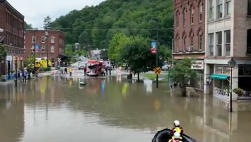 BUJICA ODNELA AUTOMOBILE, IMA POGINULIH: Haos u Americi, među nestalima i devetomesečna beba (VIDEO) BUJICA ODNELA AUTOMOBILE, IMA POGINULIH: Haos u Americi, među nestalima i devetomesečna beba (VIDEO)