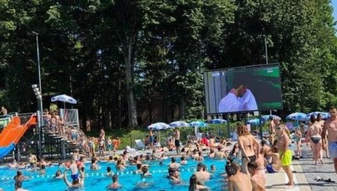 OTIŠLI DA SE RASHLADE, ALI NOLE SE NE PROPUŠTA: Stavili projektor, pa gledaju finale iz vode (FOTO) OTIŠLI DA SE RASHLADE, ALI NOLE SE NE PROPUŠTA: Stavili projektor, pa gledaju finale iz vode (FOTO)