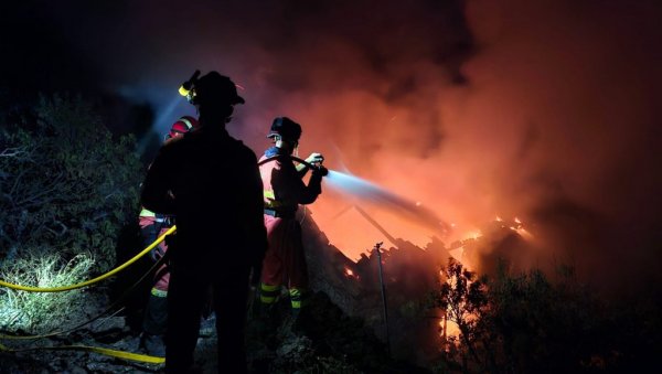 ВАТРОГАСЦИ УСПОРИЛИ ШИРЕЊЕ ВАТРЕНЕ СТИХИЈЕ: Ситуација у Шпанији се стабилизује ВАТРОГАСЦИ УСПОРИЛИ ШИРЕЊЕ ВАТРЕНЕ СТИХИЈЕ: Ситуација у Шпанији се стабилизује