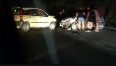 DIREKTAN SUDAR KOD ZLATIBORA: Delovi automobila rasuti po putu (FOTO) DIREKTAN SUDAR KOD ZLATIBORA: Delovi automobila rasuti po putu (FOTO)