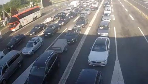 ГУЖВЕ НА ГРАНИЧНИМ ПРЕЛАЗИМА: Ево колико се чека овог јутра ГУЖВЕ НА ГРАНИЧНИМ ПРЕЛАЗИМА: Ево колико се чека овог јутра