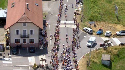 POPADALI KAO KULA OD KARATA: Biciklisti čuvenog Tur de Fransa doživeli peh na 50. kilometru trke (VIDEO) POPADALI KAO KULA OD KARATA: Biciklisti čuvenog Tur de Fransa doživeli peh na 50. kilometru trke (VIDEO)