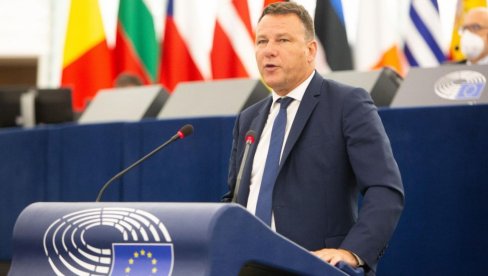 SRBIJA NE PRISTAJE DA JOJ IKO KOMANDUJE Žan Lin Lakapel za Novosti: EU stroga prema Beogradu, ne razumeju istoriju, korene, kulturu...