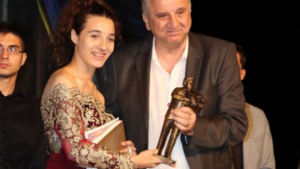 ЕНА НАЈБОЉИ ВИРТУОЗ: Шеснаестогодишња Шапчанка лауреат „Царевчевих дана“ ЕНА НАЈБОЉИ ВИРТУОЗ: Шеснаестогодишња Шапчанка лауреат „Царевчевих дана“