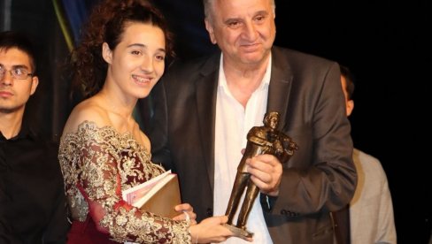 ENA NAJBOLJI VIRTUOZ: Šesnaestogodišnja Šapčanka laureat „Carevčevih dana“ ENA NAJBOLJI VIRTUOZ: Šesnaestogodišnja Šapčanka laureat „Carevčevih dana“