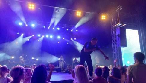 VOJNIK POD ZVEZDAMA ZAČARAO BANJALUKU: Toni Cetinski ostavio dušu i suze publici, svi vikali „Samo ljubav“ (FOTO/VIDEO) VOJNIK POD ZVEZDAMA ZAČARAO BANJALUKU: Toni Cetinski ostavio dušu i suze publici, svi vikali „Samo ljubav“ (FOTO/VIDEO)