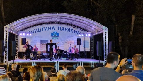 LETNJA ZABAVA UZ POZNATE PEVAČE: „Muzički karavan“ u Šavcu i Čepuru (FOTO) LETNJA ZABAVA UZ POZNATE PEVAČE: „Muzički karavan“ u Šavcu i Čepuru (FOTO)