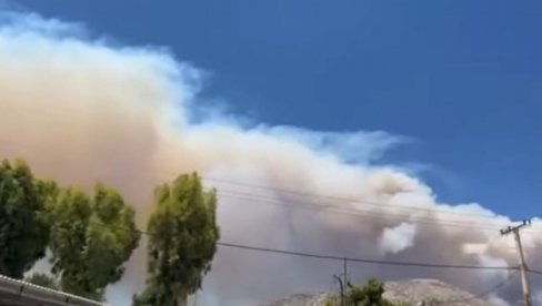 GUSTI DIM PREKRIO NEBO: Veliki požar na grčkom poluostrvu (VIDEO) GUSTI DIM PREKRIO NEBO: Veliki požar na grčkom poluostrvu (VIDEO)
