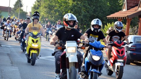 PRIKUPLJALI POMOĆ ZA PORODICU STRADALOG DARKA : Kod Bijeljine se okupilo oko 800 bajkera iz 130 moto- klubova PRIKUPLJALI POMOĆ ZA PORODICU STRADALOG DARKA : Kod Bijeljine se okupilo oko 800 bajkera iz 130 moto- klubova