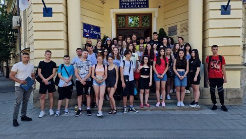 ВУКОВЦИ ОБИЛАЗЕ СРБИЈУ: Лесковац обезбедио наградни одмор за најбоље средњошколце