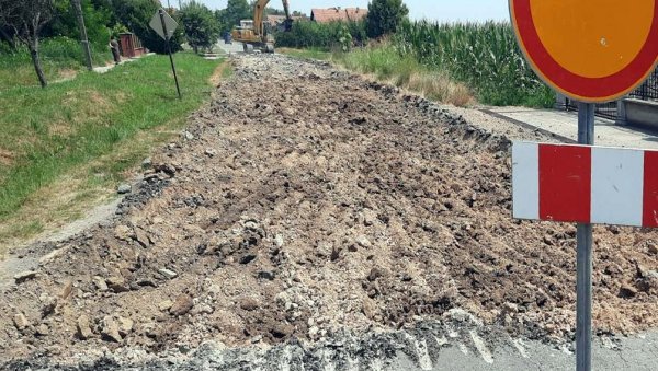 ЗА РАДОВЕ ДОБИЛИ 150 МИЛИОНА: У току обнова пута између Апатина и Пригревице ЗА РАДОВЕ ДОБИЛИ 150 МИЛИОНА: У току обнова пута између Апатина и Пригревице