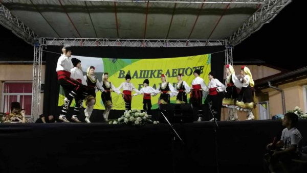 ВЛАШКЕ ЛЕПОТЕ БАЛКАНА У ВЕЛИКОЈ ЈАСИКОВИ: Најлепше су Ана, Невена и Сара ВЛАШКЕ ЛЕПОТЕ БАЛКАНА У ВЕЛИКОЈ ЈАСИКОВИ: Најлепше су Ана, Невена и Сара