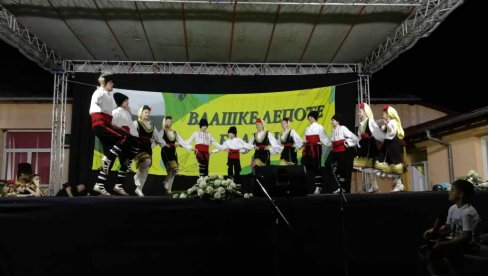 VLAŠKE LEPOTE BALKANA U VELIKOJ JASIKOVI: Najlepše su Ana, Nevena i Sara VLAŠKE LEPOTE BALKANA U VELIKOJ JASIKOVI: Najlepše su Ana, Nevena i Sara