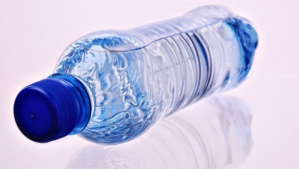 ОПРЕЗНО АКО ПИЈЕТЕ АЛКАЛНУ ВОДУ: Иако је здрава, не смеју сви да је конзумирају