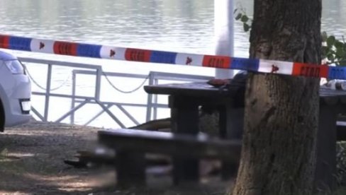 АЛЕКСАНДАР СА ПРИЈАТЕЉИМА ИГРАО КАРТЕ, КАДА ЈЕ ГРАНА ПАЛА НА ЊЕГА И УБИЛА ГА: Детаљи трагедије на излетишту Забран код Обреновца АЛЕКСАНДАР СА ПРИЈАТЕЉИМА ИГРАО КАРТЕ, КАДА ЈЕ ГРАНА ПАЛА НА ЊЕГА И УБИЛА ГА: Детаљи трагедије на излетишту Забран код Обреновца