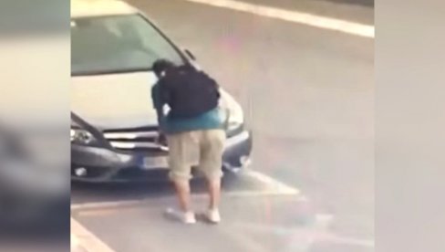 LOPOV ODRADIO POSAO ZA 60 SEKUNDI: Snimak krađe u Beogradu, prišao mercedesu i napravio veliku štetu (VIDEO) LOPOV ODRADIO POSAO ZA 60 SEKUNDI: Snimak krađe u Beogradu, prišao mercedesu i napravio veliku štetu (VIDEO)