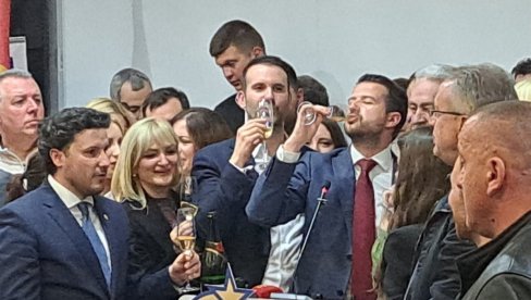 DELE KOLAČ BEZ SRBA? Lider PES vodio neformalne razgovore sa predstavnicima Demokrata i manjina DELE KOLAČ BEZ SRBA? Lider PES vodio neformalne razgovore sa predstavnicima Demokrata i manjina