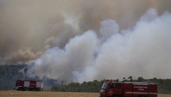 ДРАМАТИЧНИ ПРИЗОРИ ИЗ ГРЧКЕ: Ватра гута све пред собом - грађани добили упозорење (ВИДЕО) ДРАМАТИЧНИ ПРИЗОРИ ИЗ ГРЧКЕ: Ватра гута све пред собом - грађани добили упозорење (ВИДЕО)