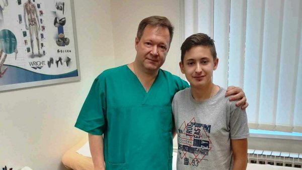 САЊА ДА ЗАИГРА ФУДБАЛ: Александру Петровићу (16) из Параћина поново потребан новац за лечење САЊА ДА ЗАИГРА ФУДБАЛ: Александру Петровићу (16) из Параћина поново потребан новац за лечење