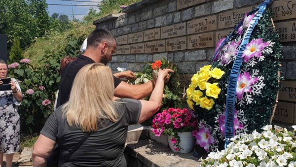 СИМБОЛ МУЧЕНИШТВА И СТРАДАЊА СРПСКОГ НАРОДА: У Великој Хочи служен помен отетим и убијеним Србима са подручја Ораховца (ФОТО)