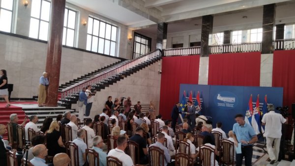 ЗА НОВУ ОПРЕМУ БЕСПОВРАТНО 320 МИЛИОНА: Покрајина наставља са подршком привредницима у Војводини ЗА НОВУ ОПРЕМУ БЕСПОВРАТНО 320 МИЛИОНА: Покрајина наставља са подршком привредницима у Војводини