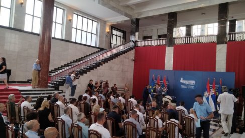 ZA NOVU OPREMU BESPOVRATNO 320 MILIONA: Pokrajina nastavlja sa podrškom privrednicima u Vojvodini ZA NOVU OPREMU BESPOVRATNO 320 MILIONA: Pokrajina nastavlja sa podrškom privrednicima u Vojvodini