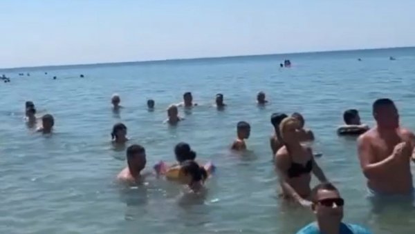 НЕ ТРЕБА ДА БУДЕ СРАМОТА, НЕГО ПОНОС: Српска песма се орила на плажи на Халкидикију (ВИДЕО)