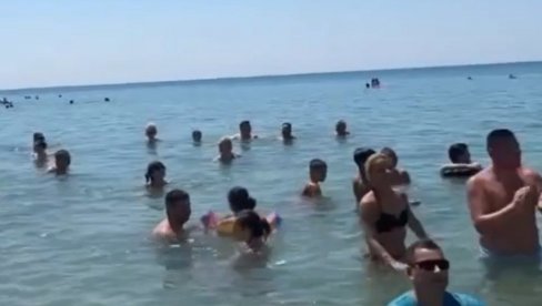 NE TREBA DA BUDE SRAMOTA, NEGO PONOS: Srpska pesma se orila na plaži na Halkidikiju (VIDEO) NE TREBA DA BUDE SRAMOTA, NEGO PONOS: Srpska pesma se orila na plaži na Halkidikiju (VIDEO)