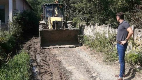 RADOVI U REKOVAČKIM SELIMA: Uređuju atarske puteve i saniraju posledice poplava (FOTO) RADOVI U REKOVAČKIM SELIMA: Uređuju atarske puteve i saniraju posledice poplava (FOTO)