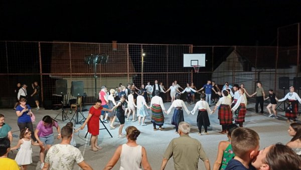 ЧУВАРИ ТРАДИЦИЈЕ: Вече фолклора одржано у свилајначком селу Радошину (ФОТО) ЧУВАРИ ТРАДИЦИЈЕ: Вече фолклора одржано у свилајначком селу Радошину (ФОТО)