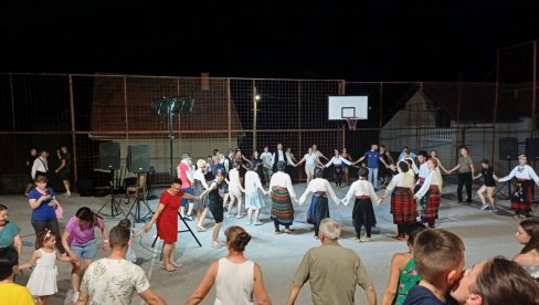 ČUVARI TRADICIJE: Veče folklora održano u svilajnačkom selu Radošinu (FOTO)