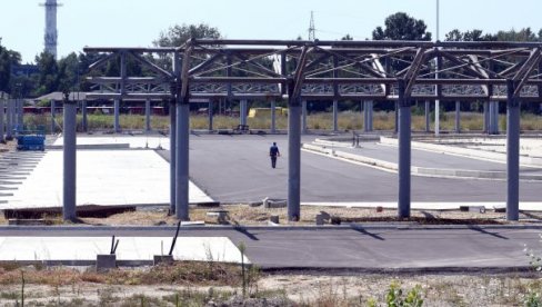 RADE I PORED VISOKIH TEMPERATURA: Reporteri Novosti na gradilištu buduće Glavne autobuske stanice u Bloku 42 (FOTO) RADE I PORED VISOKIH TEMPERATURA: Reporteri Novosti na gradilištu buduće Glavne autobuske stanice u Bloku 42 (FOTO)