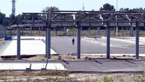 RADE I PORED VISOKIH TEMPERATURA: Reporteri Novosti na gradilištu buduće Glavne autobuske stanice u Bloku 42 (FOTO)