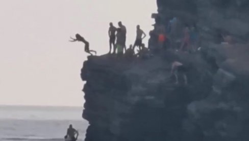 TRENUTAK NEPAŽNJE I MOŽE SVAŠTA DA BUDE: Devojka htela da skoči sa visoke stene, ali joj nije sve išlo po planu (VIDEO) TRENUTAK NEPAŽNJE I MOŽE SVAŠTA DA BUDE: Devojka htela da skoči sa visoke stene, ali joj nije sve išlo po planu (VIDEO)