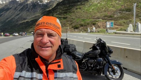 ZA RODITELJSKU KUĆU DAO TRI HILJADE DOLARA: Humani Amerikanac DŽim Klarahan posetio Beograd ZA RODITELJSKU KUĆU DAO TRI HILJADE DOLARA: Humani Amerikanac DŽim Klarahan posetio Beograd