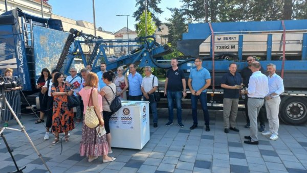 БРОД ЧИСТИ ОТПАД У ДРИНИ: У Бијељини изложено специјализовано пловило за уклањање плутајућег муља БРОД ЧИСТИ ОТПАД У ДРИНИ: У Бијељини изложено специјализовано пловило за уклањање плутајућег муља