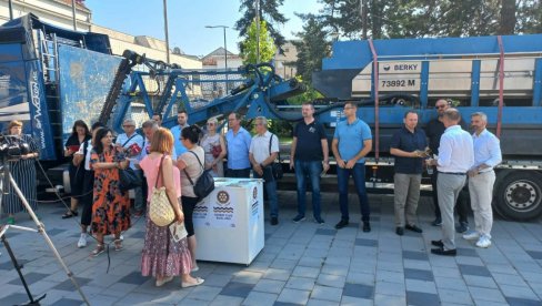 BROD ČISTI OTPAD U DRINI: U Bijeljini izloženo specijalizovano plovilo za uklanjanje plutajućeg mulja BROD ČISTI OTPAD U DRINI: U Bijeljini izloženo specijalizovano plovilo za uklanjanje plutajućeg mulja