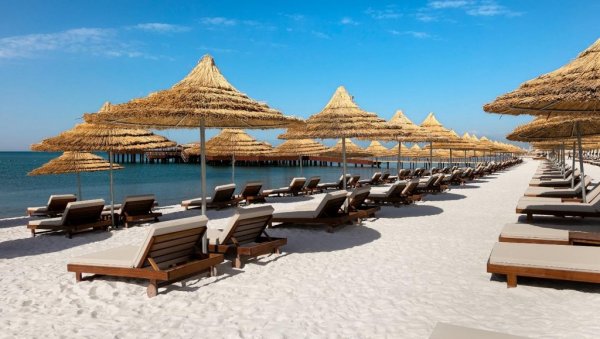 ПЕШЧАНА ПЛАЖА, СКВОШ, ГОЛФ И ALL INCLUSIVE УСЛУГА: Инспирисан познатим грађевинама Истанбула, модерно опремљен и раскошан ПЕШЧАНА ПЛАЖА, СКВОШ, ГОЛФ И ALL INCLUSIVE УСЛУГА: Инспирисан познатим грађевинама Истанбула, модерно опремљен и раскошан