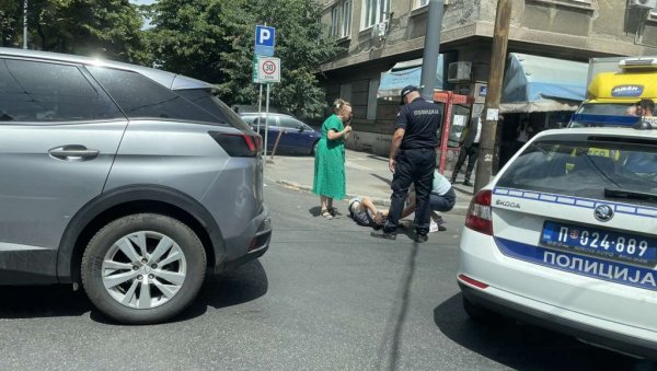 АУТОМОБИЛ ОБОРИО ПЕШАКА: Удес у центру Београда АУТОМОБИЛ ОБОРИО ПЕШАКА: Удес у центру Београда