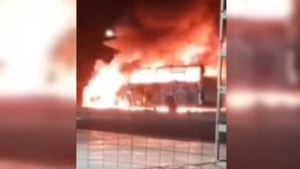 НЕМОЋНО ГЛЕДАЛИ КАКО ПУТНИЦИ ЖИВИ ГОРЕ: Аутобус се запалио након судара, најмање 34 мртвих у Алжиру (ВИДЕО) НЕМОЋНО ГЛЕДАЛИ КАКО ПУТНИЦИ ЖИВИ ГОРЕ: Аутобус се запалио након судара, најмање 34 мртвих у Алжиру (ВИДЕО)