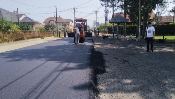 ПУТАРИ РАДЕ НА СКОРО 40 СТЕПЕНИ: Финално асфалтирање дела пута кроз Шавац ПУТАРИ РАДЕ НА СКОРО 40 СТЕПЕНИ: Финално асфалтирање дела пута кроз Шавац