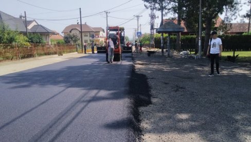 PUTARI RADE NA SKORO 40 STEPENI: Finalno asfaltiranje dela puta kroz Šavac PUTARI RADE NA SKORO 40 STEPENI: Finalno asfaltiranje dela puta kroz Šavac