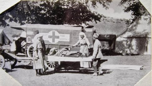VOLONTERKE IZ AUSTRALIJE LEČILE SRPSKE RANJENIKE: U zbirci Adligata nađene do sada nepoznate fotografije VOLONTERKE IZ AUSTRALIJE LEČILE SRPSKE RANJENIKE: U zbirci Adligata nađene do sada nepoznate fotografije