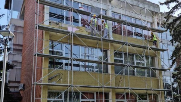 РАСАДНИК ЗНАЊА ШТЕДИ ЕНЕРГИЈУ: Трстеничка гимназија највеће градилиште у просветном систему на територији расинског округа РАСАДНИК ЗНАЊА ШТЕДИ ЕНЕРГИЈУ: Трстеничка гимназија највеће градилиште у просветном систему на територији расинског округа