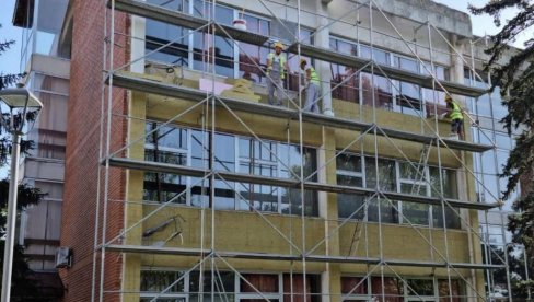 RASADNIK ZNANJA ŠTEDI ENERGIJU: Trstenička gimnazija najveće gradilište u prosvetnom sistemu na teritoriji rasinskog okruga RASADNIK ZNANJA ŠTEDI ENERGIJU: Trstenička gimnazija najveće gradilište u prosvetnom sistemu na teritoriji rasinskog okruga