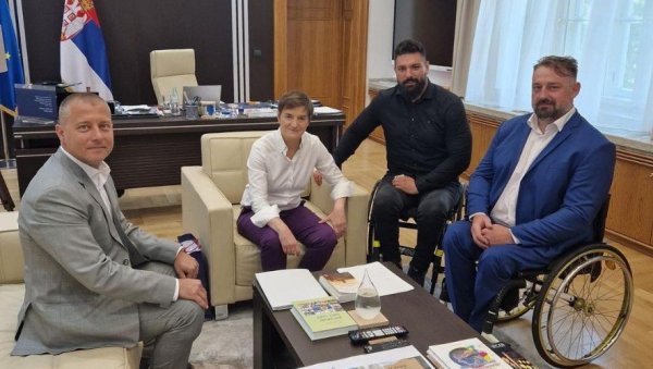 ПОЧЕТАК ЗАЈЕДНИЧКЕ БОРБЕ: Брнабић разговарала са параолимпијским првацима и секретаром спортског Савеза особа са инвалидитетом (ФОТО)
