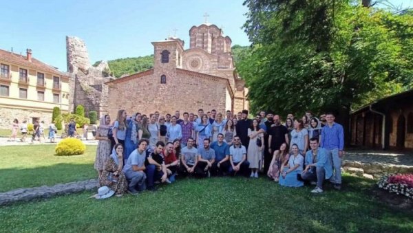 СТУДЕНТИ У ДУХОВНОЈ ШКОЛИ У ПРИЗРЕНУ: Упознавање са духовним културним благом СТУДЕНТИ У ДУХОВНОЈ ШКОЛИ У ПРИЗРЕНУ: Упознавање са духовним културним благом