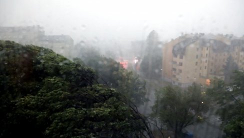 NA CRKVU PALO DRVO, MUNJE PARAJU NEBO: Haotično u Hrvatskoj, nevreme za 10 minuta napravilo veliku štetu (VIDEO) NA CRKVU PALO DRVO, MUNJE PARAJU NEBO: Haotično u Hrvatskoj, nevreme za 10 minuta napravilo veliku štetu (VIDEO)