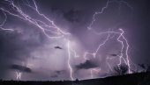 JAKO NEVREME PARALISALO SRBIJU: Meteorolog upozorava - Nad Beogradom se očekuje novi udar gromova, grmljavina i obilni pljuskovi (VIDEO)